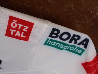 Kurzarm Trikot - BOH von Specialized, SPECIALIZED TGA ROOKIES OF RED BULL - BORA HANSGROHE RACE JERSEY SS / SOUTH AFRICA CHAMPION vor USEDBIKES - OB.DE Hintergrund