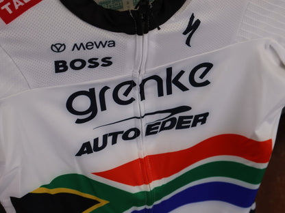 Kurzarm Trikot - BOH von Specialized, SPECIALIZED TGA ROOKIES OF RED BULL - BORA HANSGROHE RACE JERSEY SS / SOUTH AFRICA CHAMPION vor USEDBIKES - OB.DE Hintergrund