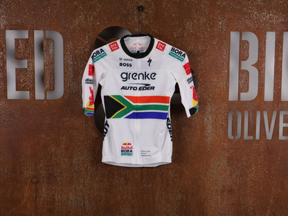 Kurzarm Trikot - BOH von Specialized, SPECIALIZED TGA ROOKIES OF RED BULL - BORA HANSGROHE RACE JERSEY SS / SOUTH AFRICA CHAMPION vor USEDBIKES - OB.DE Hintergrund