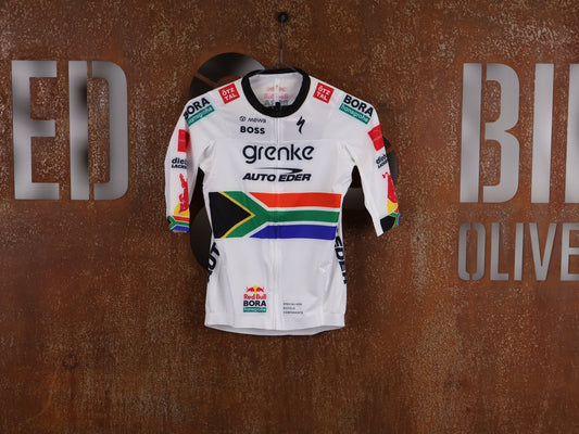 Kurzarm Trikot - BOH von Specialized, SPECIALIZED TGA ROOKIES OF RED BULL - BORA HANSGROHE RACE JERSEY SS / SOUTH AFRICA CHAMPION vor USEDBIKES - OB.DE Hintergrund