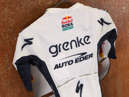 Anzug - BOH von Specialized, SPECIALIZED TGA ROOKIES OF RED BULL - BORA HANSGROHE ROAD SKIN SUIT SS / EINTEILER KURZ vor USEDBIKES - OB.DE Hintergrund