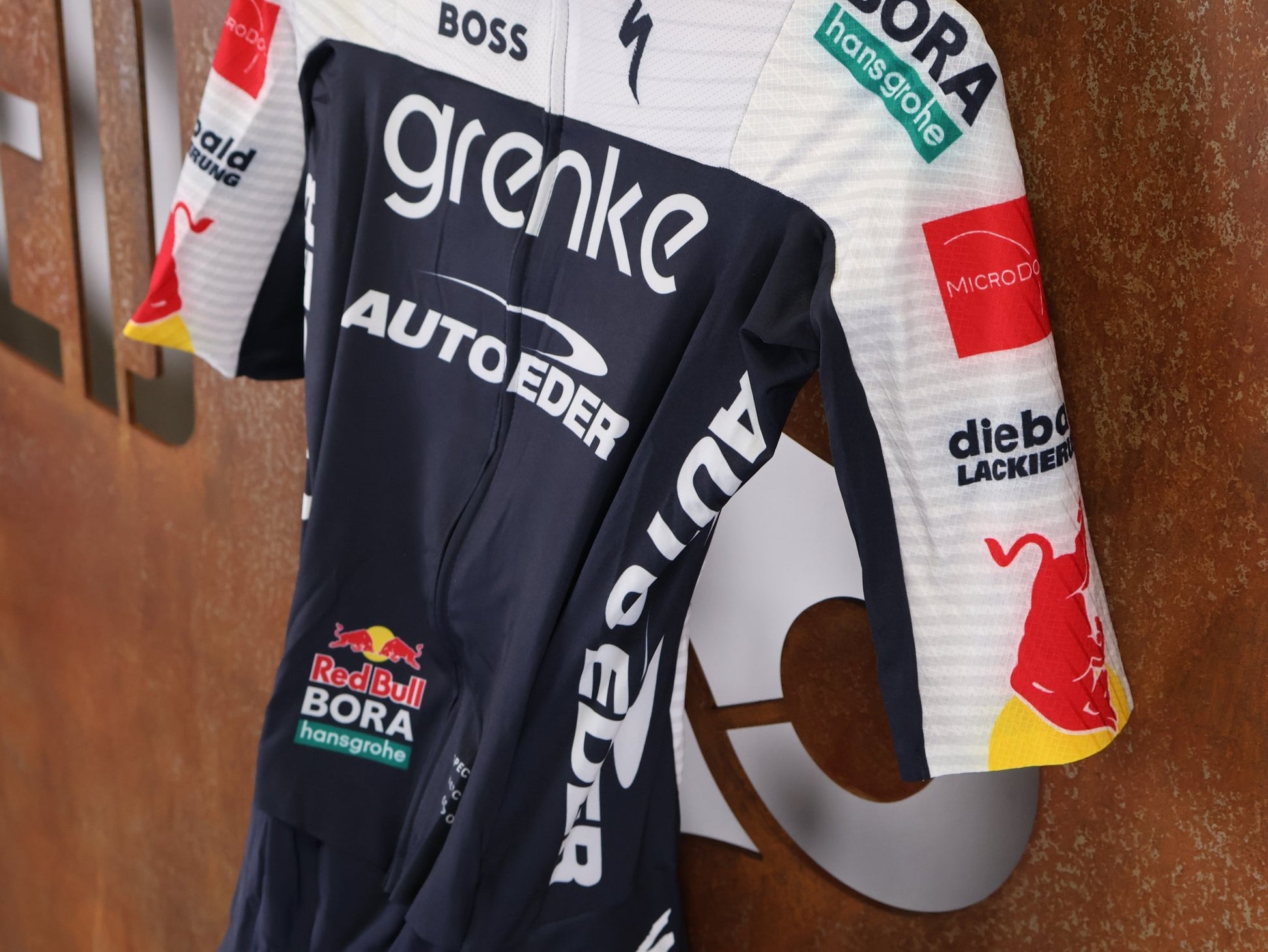 Anzug - BOH von Specialized, SPECIALIZED TGA ROOKIES OF RED BULL - BORA HANSGROHE ROAD SKIN SUIT SS / EINTEILER KURZ vor USEDBIKES - OB.DE Hintergrund