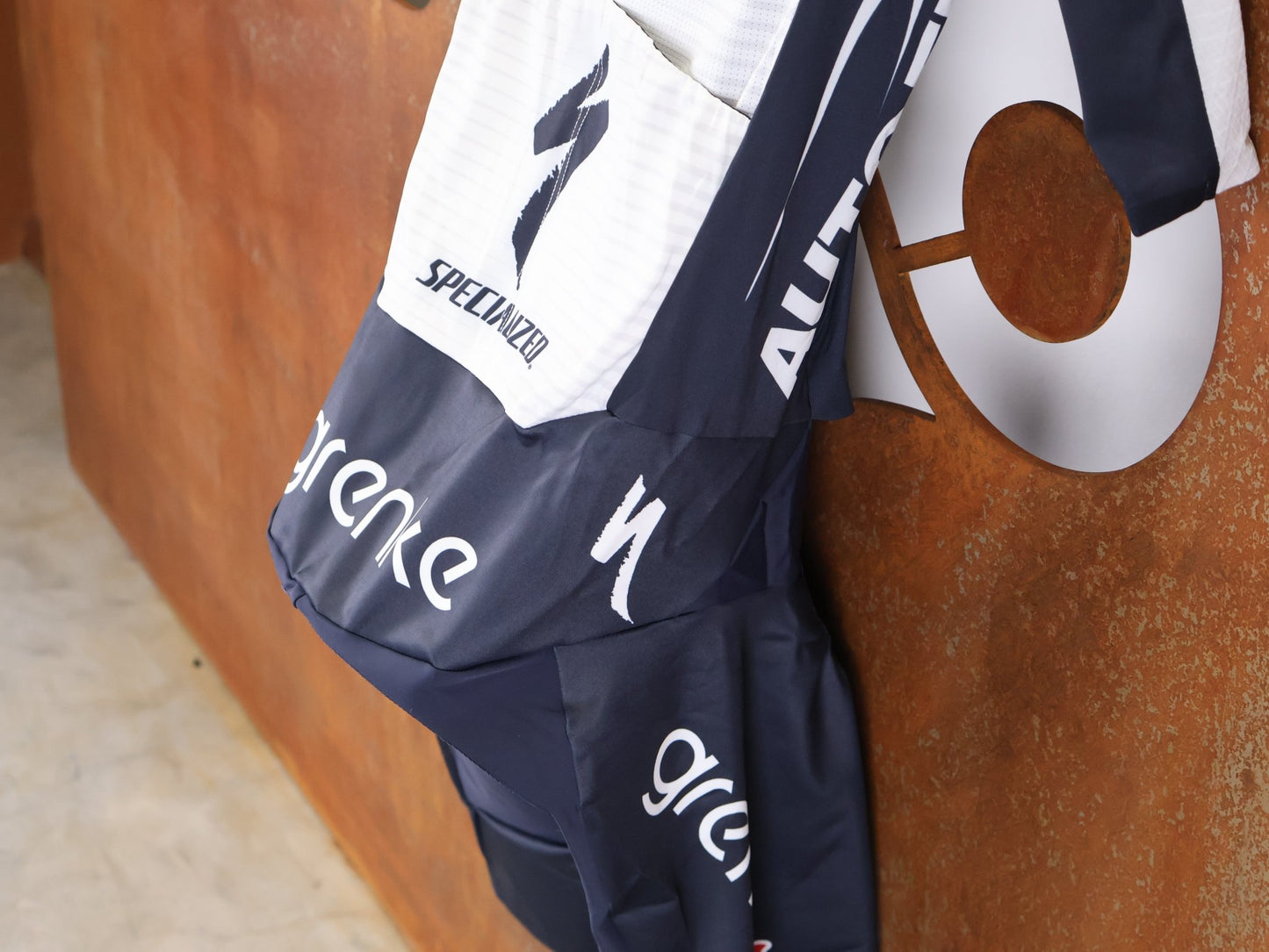 Anzug - BOH von Specialized, SPECIALIZED TGA ROOKIES OF RED BULL - BORA HANSGROHE ROAD SKIN SUIT SS / EINTEILER KURZ vor USEDBIKES - OB.DE Hintergrund