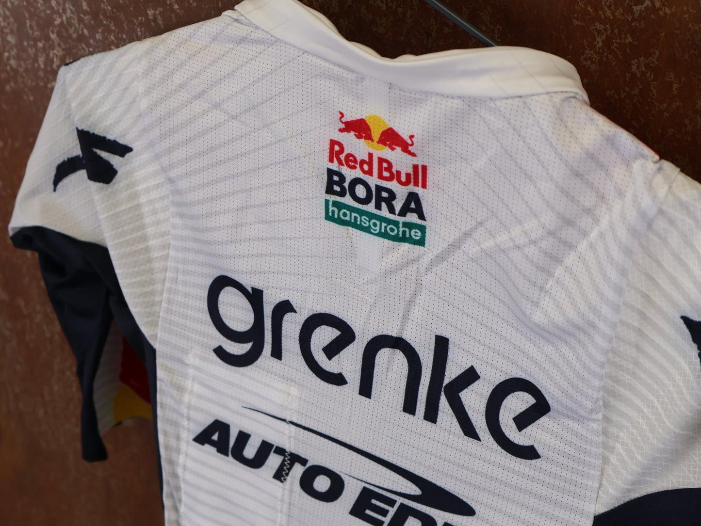 Anzug - BOH von Specialized, SPECIALIZED TGA ROOKIES OF RED BULL - BORA HANSGROHE ROAD SKIN SUIT SS / EINTEILER KURZ vor USEDBIKES - OB.DE Hintergrund