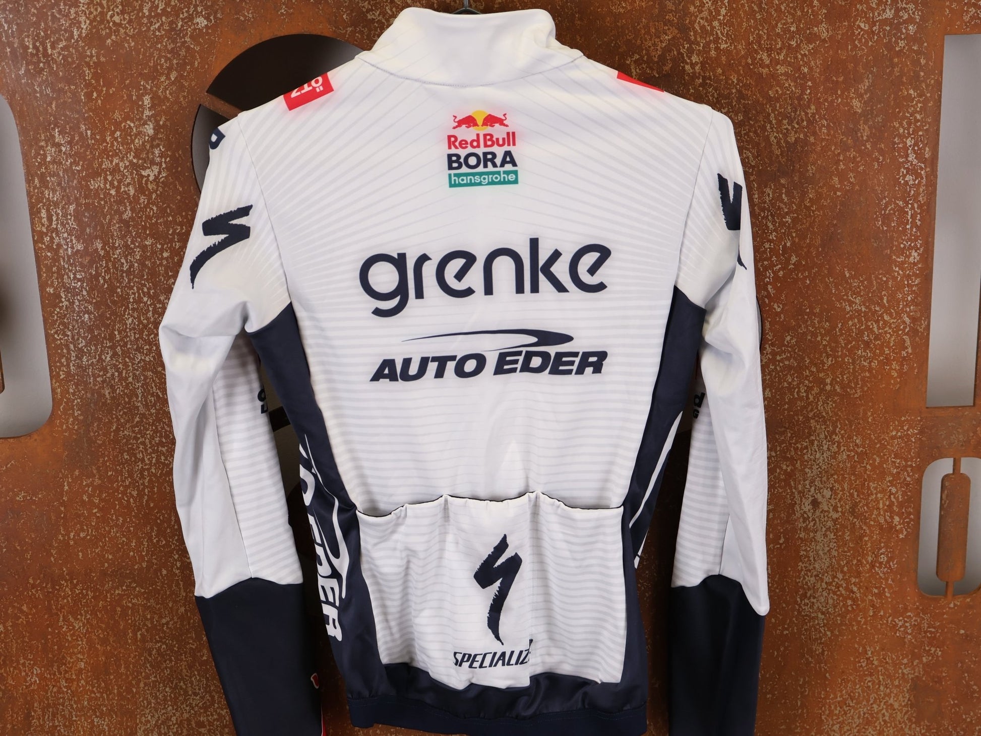 Langarm Trikot - BOH von Specialized, SPECIALIZED TGA ROOKIES OF RED BULL - BORA HANSGROHE THERMAL JERSEY LS / LANGARM TRIKOT vor USEDBIKES - OB.DE Hintergrund