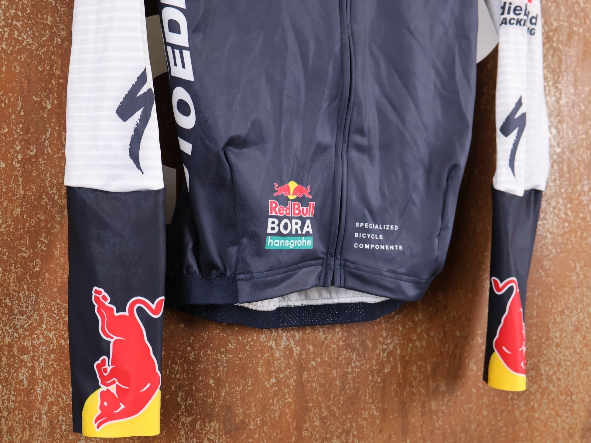 Langarm Trikot - BOH von Specialized, SPECIALIZED TGA ROOKIES OF RED BULL - BORA HANSGROHE THERMAL JERSEY LS / LANGARM TRIKOT vor USEDBIKES - OB.DE Hintergrund