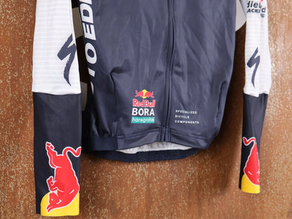 Langarm Trikot - BOH von Specialized, SPECIALIZED TGA ROOKIES OF RED BULL - BORA HANSGROHE THERMAL JERSEY LS / LANGARM TRIKOT vor USEDBIKES - OB.DE Hintergrund