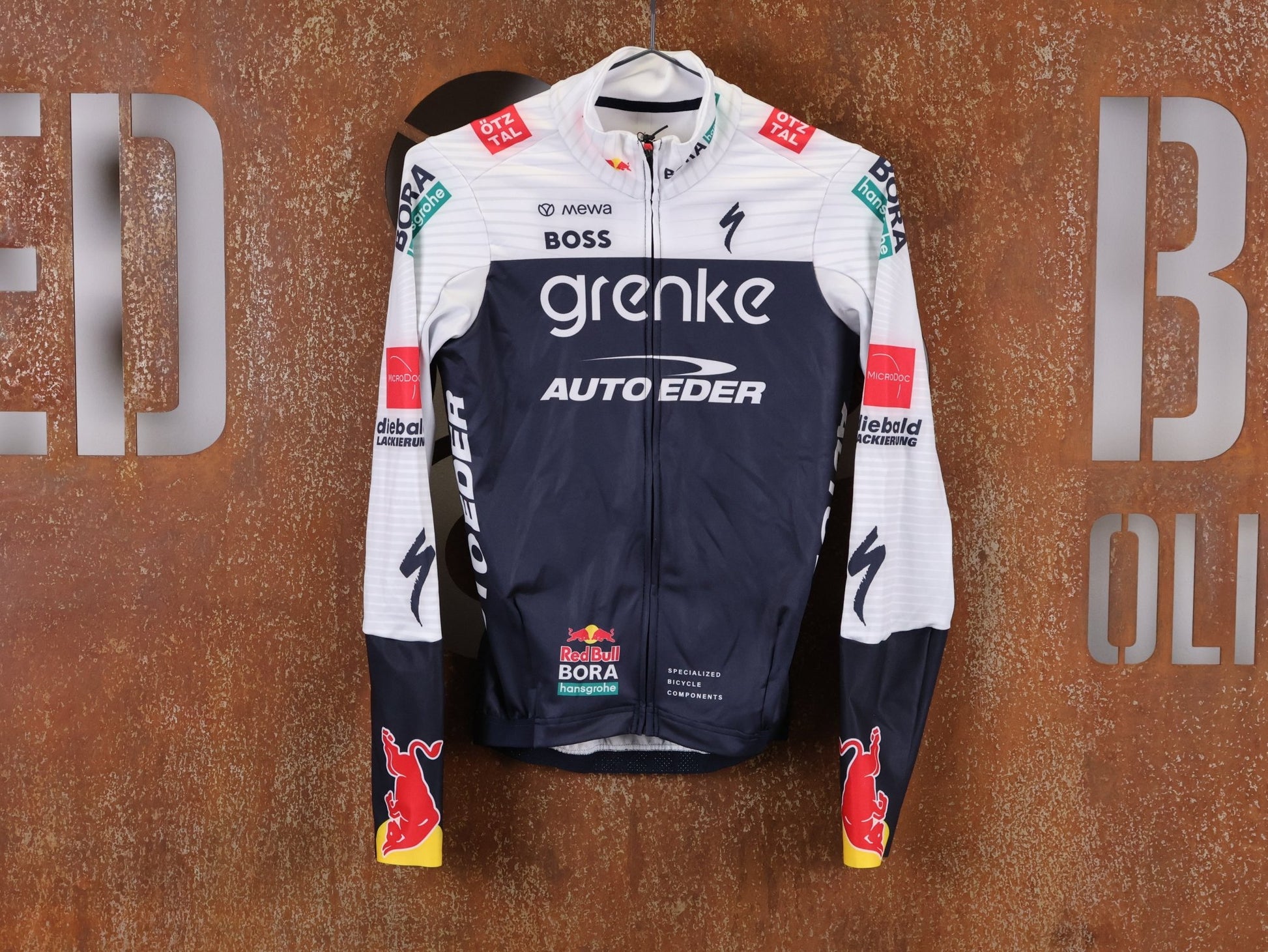 Langarm Trikot - BOH von Specialized, SPECIALIZED TGA ROOKIES OF RED BULL - BORA HANSGROHE THERMAL JERSEY LS / LANGARM TRIKOT vor USEDBIKES - OB.DE Hintergrund