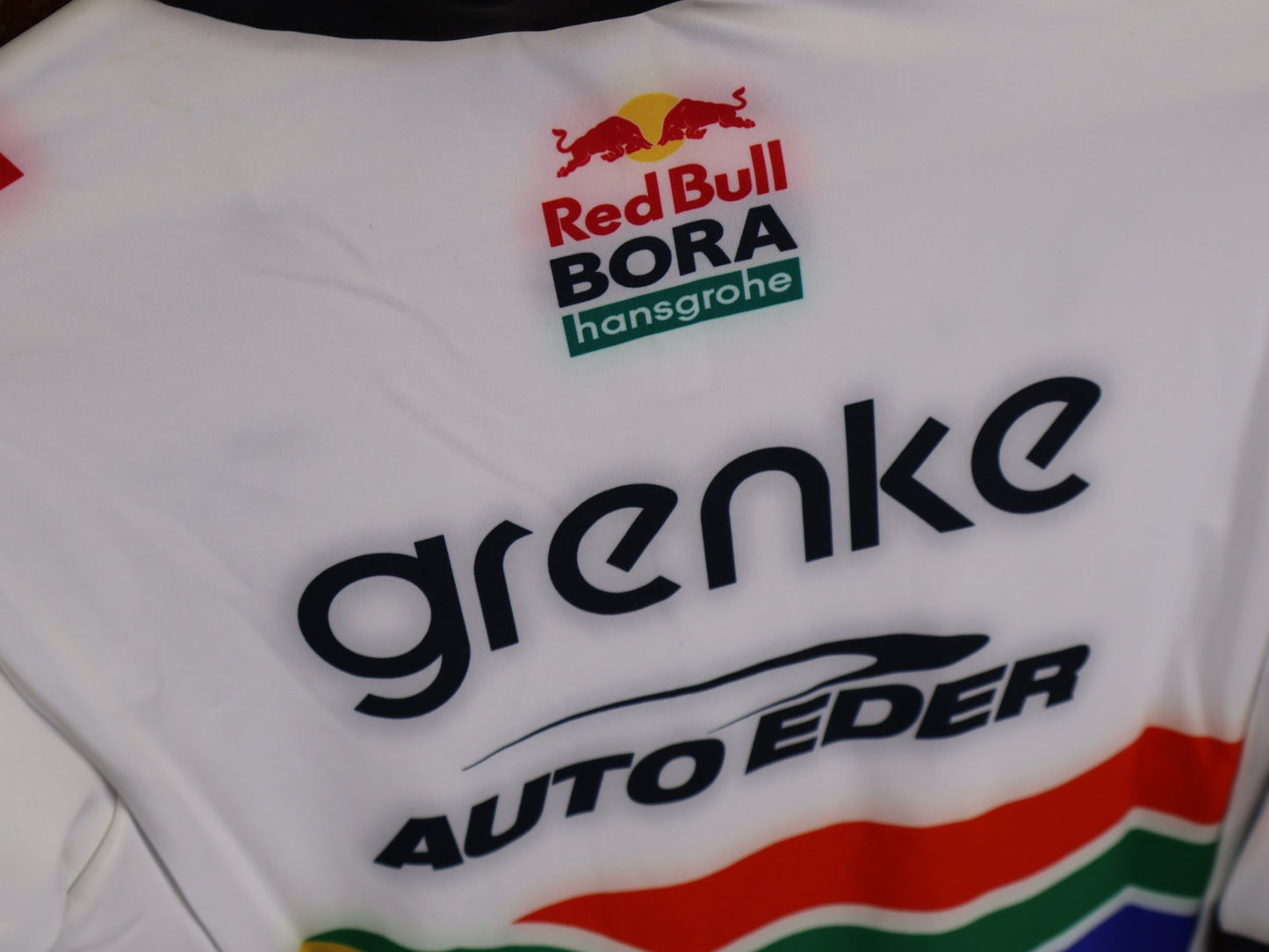 Langarm Trikot - BOH von Specialized, SPECIALIZED TGA ROOKIES OF RED BULL - BORA HANSGROHE THERMAL JERSEY LS / SOUTH AFRICA CHAMPION vor USEDBIKES - OB.DE Hintergrund