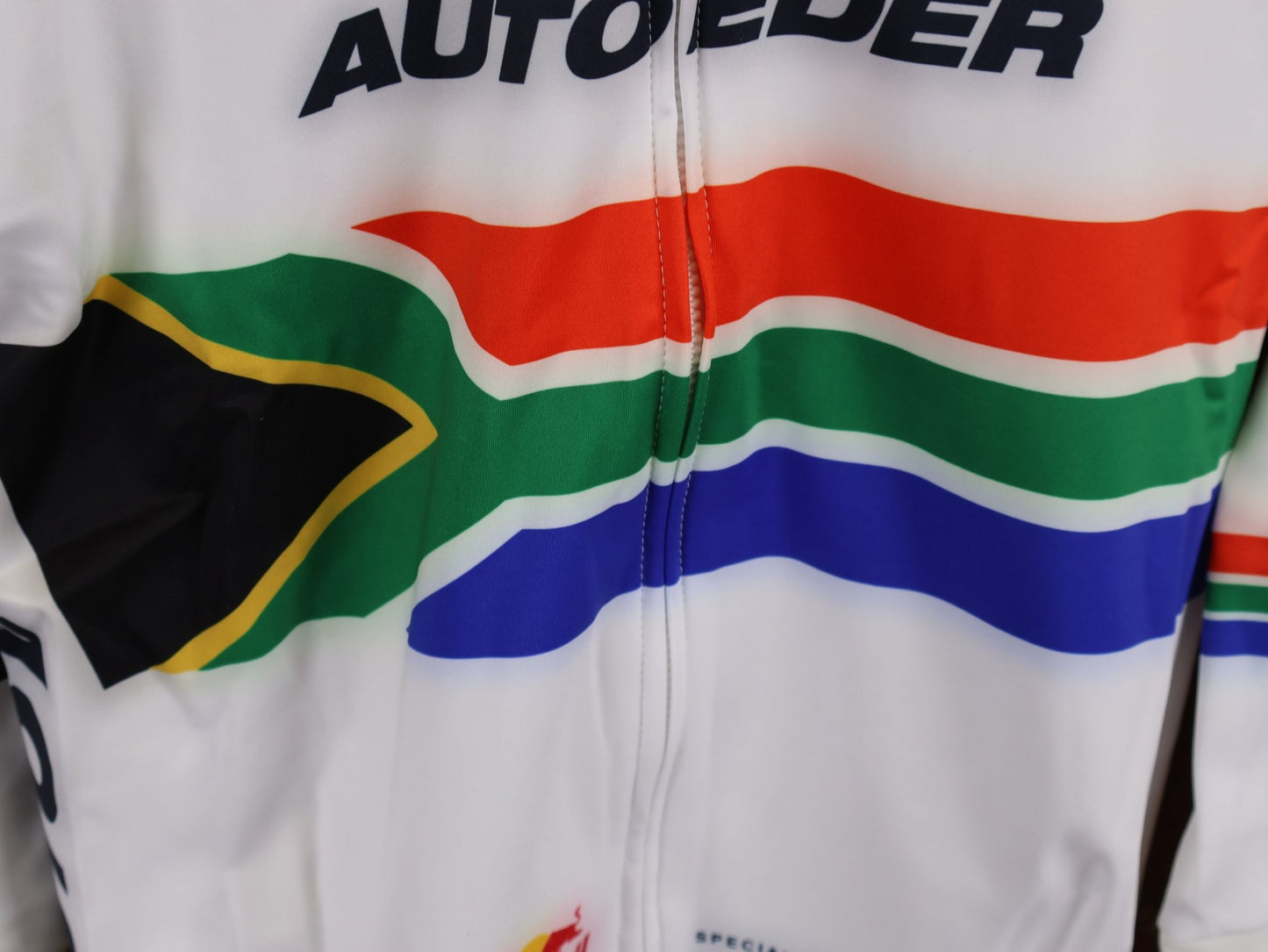 Langarm Trikot - BOH von Specialized, SPECIALIZED TGA ROOKIES OF RED BULL - BORA HANSGROHE THERMAL JERSEY LS / SOUTH AFRICA CHAMPION vor USEDBIKES - OB.DE Hintergrund