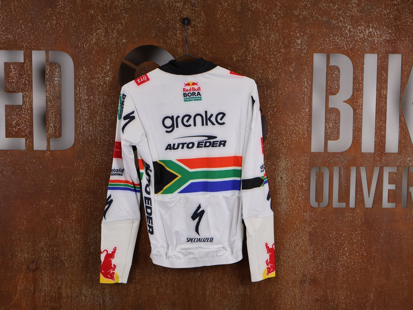 Langarm Trikot - BOH von Specialized, SPECIALIZED TGA ROOKIES OF RED BULL - BORA HANSGROHE THERMAL JERSEY LS / SOUTH AFRICA CHAMPION vor USEDBIKES - OB.DE Hintergrund