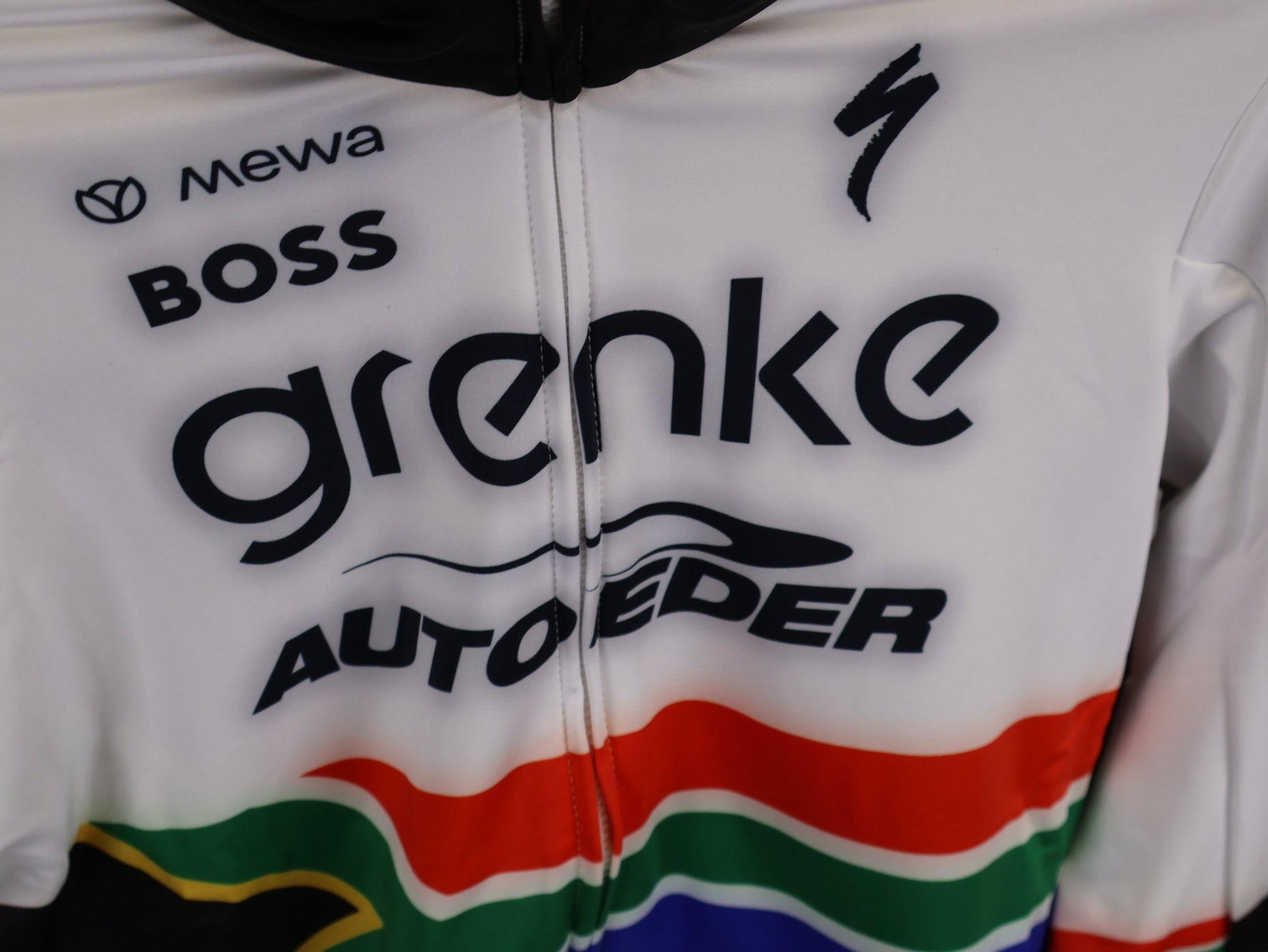 Langarm Trikot - BOH von Specialized, SPECIALIZED TGA ROOKIES OF RED BULL - BORA HANSGROHE THERMAL JERSEY LS / SOUTH AFRICA CHAMPION vor USEDBIKES - OB.DE Hintergrund