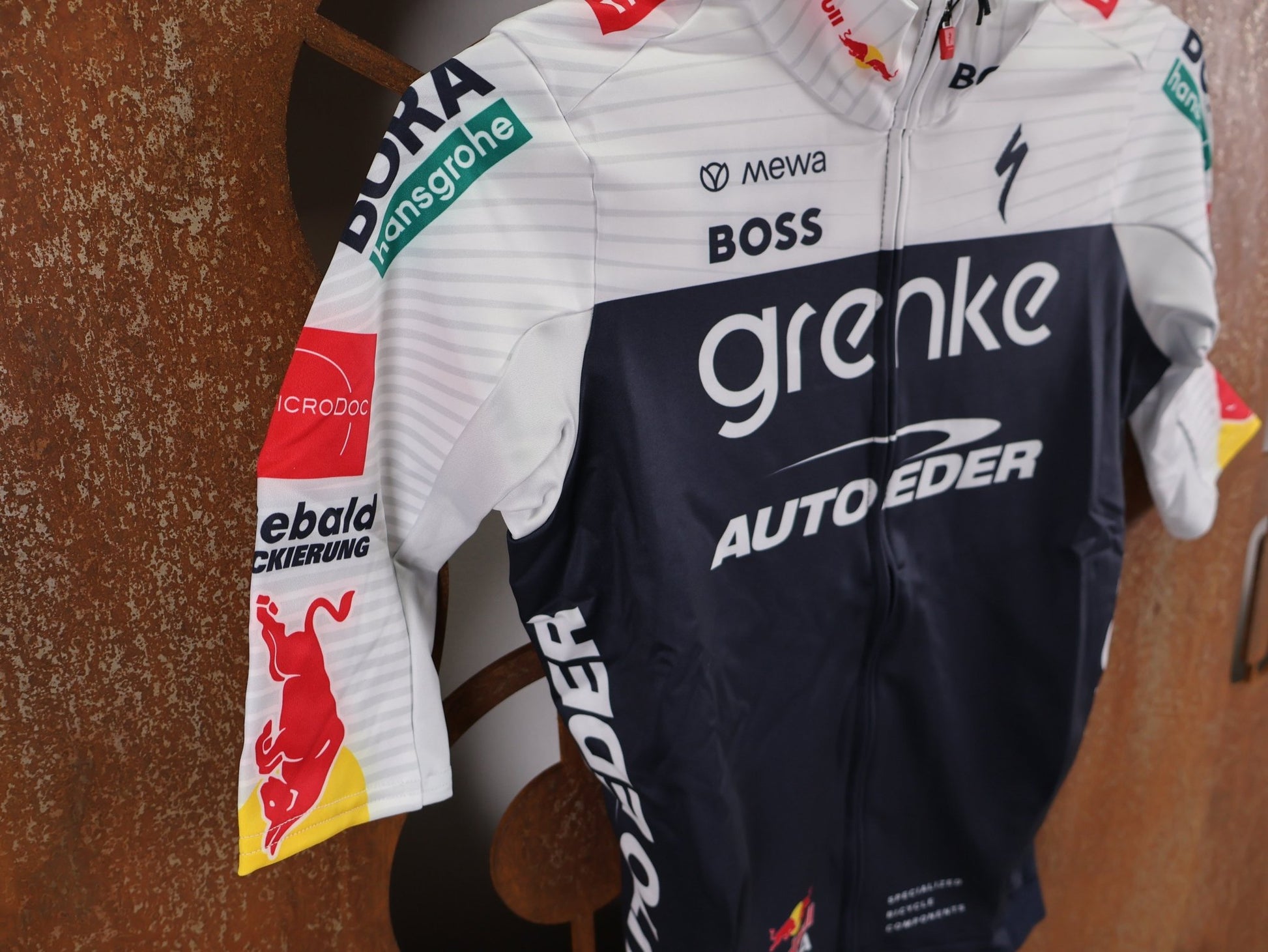 Langarm Trikot - BOH von Specialized, SPECIALIZED TGA ROOKIES OF RED BULL - BORA HANSGROHE THERMAL JERSEY SS / KURZARM TRIKOT vor USEDBIKES - OB.DE Hintergrund