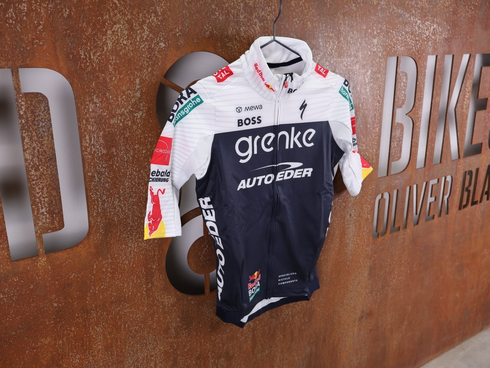 Langarm Trikot - BOH von Specialized, SPECIALIZED TGA ROOKIES OF RED BULL - BORA HANSGROHE THERMAL JERSEY SS / KURZARM TRIKOT vor USEDBIKES - OB.DE Hintergrund