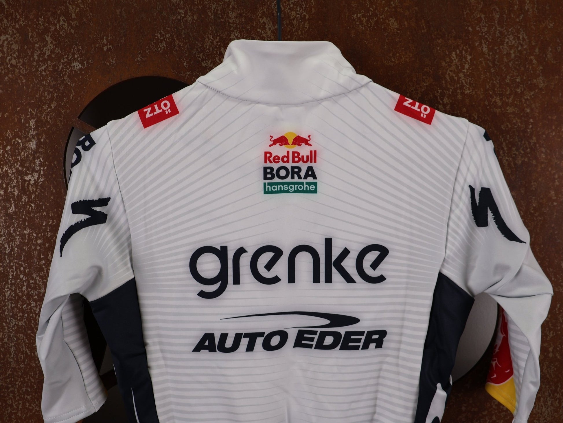 Langarm Trikot - BOH von Specialized, SPECIALIZED TGA ROOKIES OF RED BULL - BORA HANSGROHE THERMAL JERSEY SS / KURZARM TRIKOT vor USEDBIKES - OB.DE Hintergrund