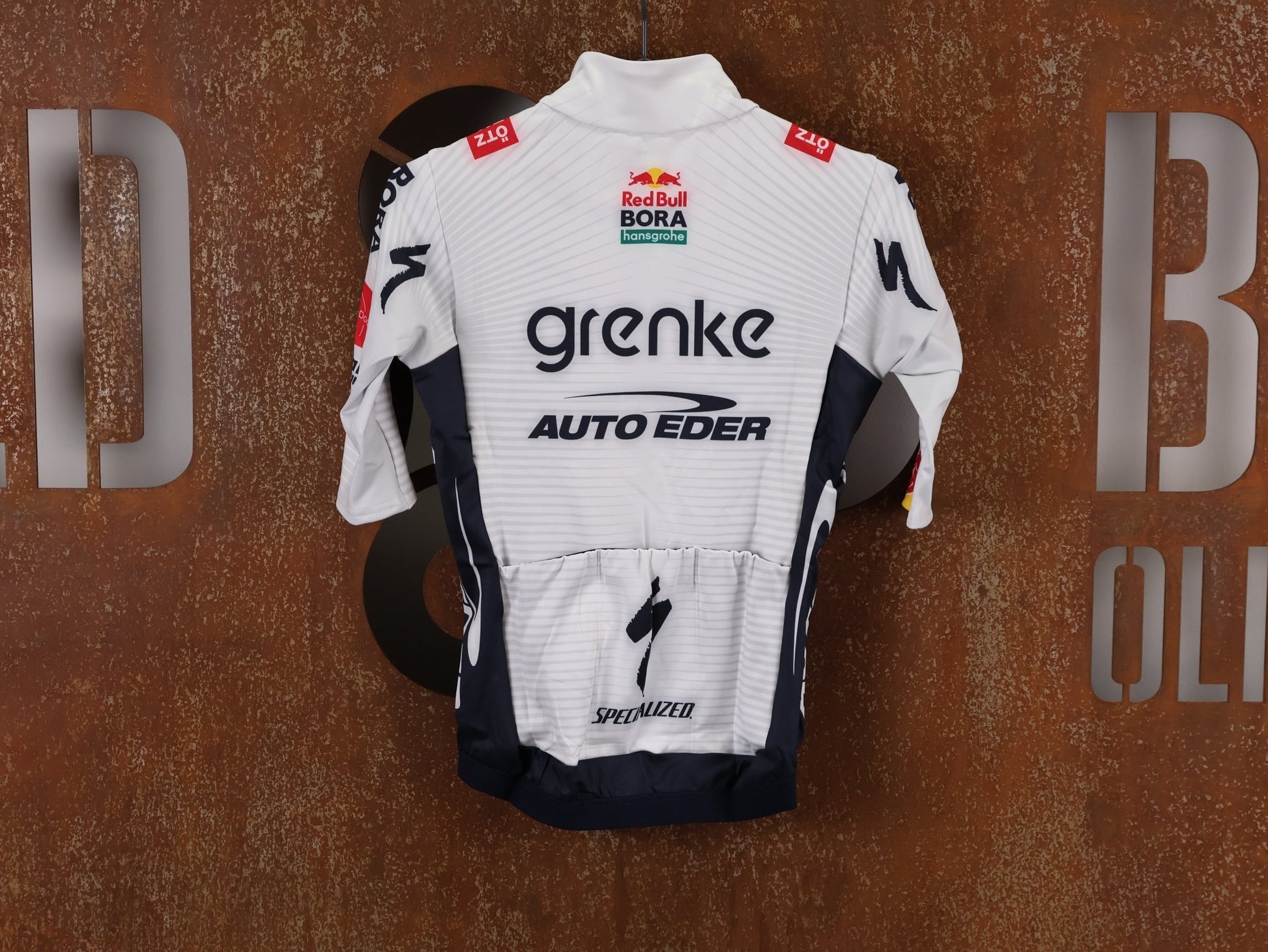 Langarm Trikot - BOH von Specialized, SPECIALIZED TGA ROOKIES OF RED BULL - BORA HANSGROHE THERMAL JERSEY SS / KURZARM TRIKOT vor USEDBIKES - OB.DE Hintergrund
