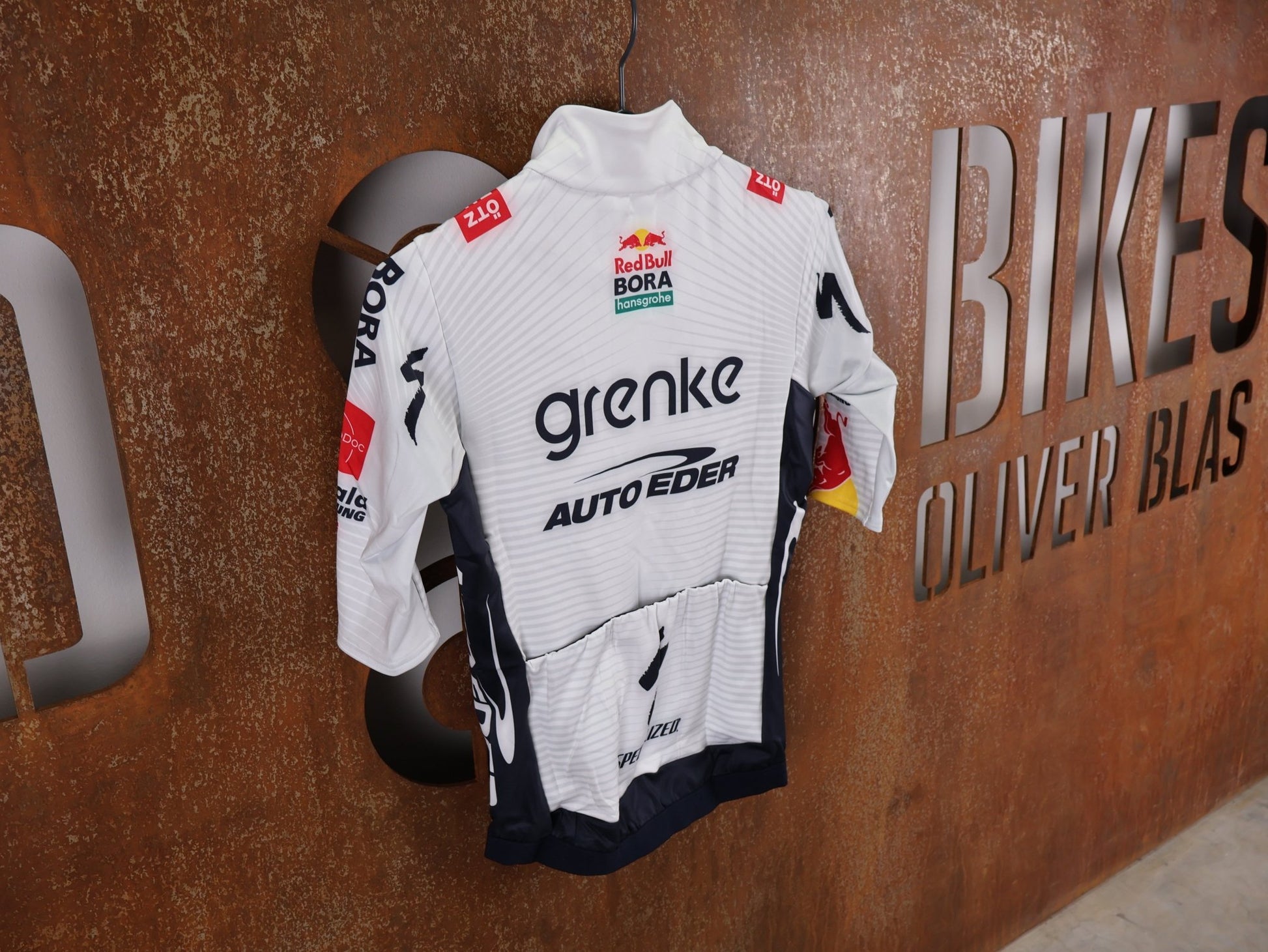 Langarm Trikot - BOH von Specialized, SPECIALIZED TGA ROOKIES OF RED BULL - BORA HANSGROHE THERMAL JERSEY SS / KURZARM TRIKOT vor USEDBIKES - OB.DE Hintergrund