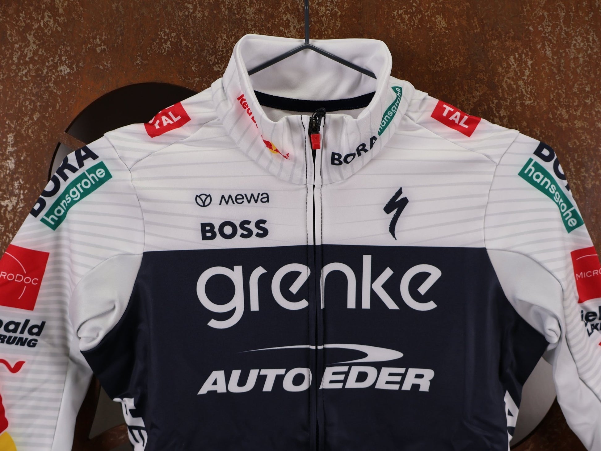 Langarm Trikot - BOH von Specialized, SPECIALIZED TGA ROOKIES OF RED BULL - BORA HANSGROHE THERMAL JERSEY SS / KURZARM TRIKOT vor USEDBIKES - OB.DE Hintergrund
