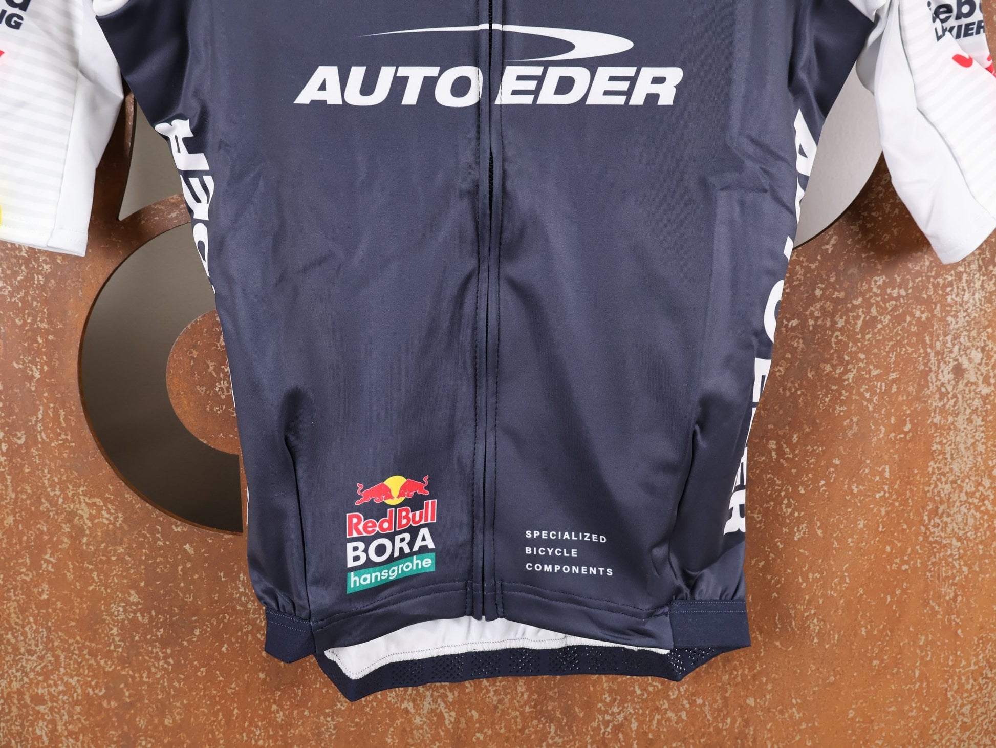Langarm Trikot - BOH von Specialized, SPECIALIZED TGA ROOKIES OF RED BULL - BORA HANSGROHE THERMAL JERSEY SS / KURZARM TRIKOT vor USEDBIKES - OB.DE Hintergrund