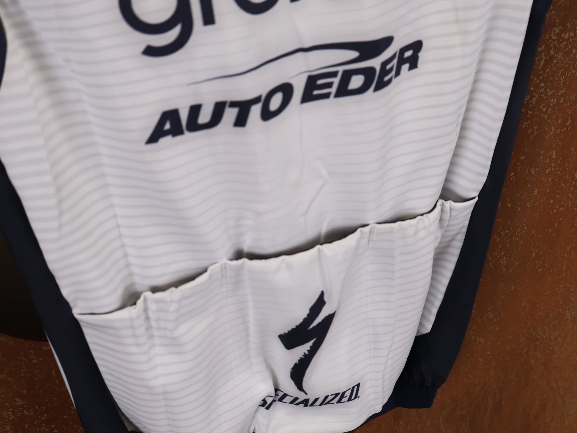 Westen - BOH von Specialized, SPECIALIZED TGA ROOKIES OF RED BULL - BORA HANSGROHE THERMAL VEST / WESTE vor USEDBIKES - OB.DE Hintergrund