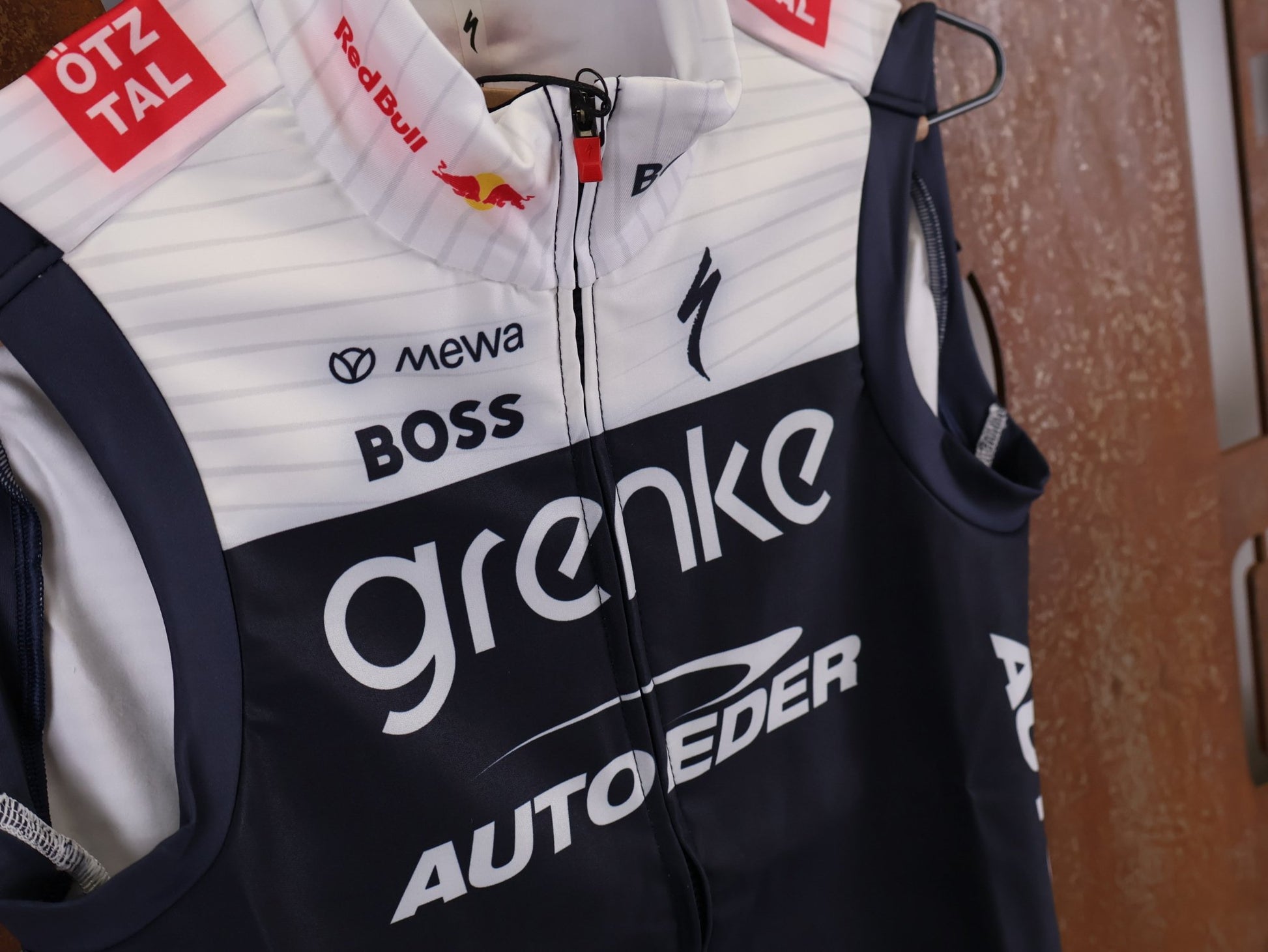 Westen - BOH von Specialized, SPECIALIZED TGA ROOKIES OF RED BULL - BORA HANSGROHE THERMAL VEST / WESTE vor USEDBIKES - OB.DE Hintergrund