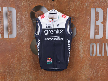 Westen - BOH von Specialized, SPECIALIZED TGA ROOKIES OF RED BULL - BORA HANSGROHE THERMAL VEST / WESTE vor USEDBIKES - OB.DE Hintergrund