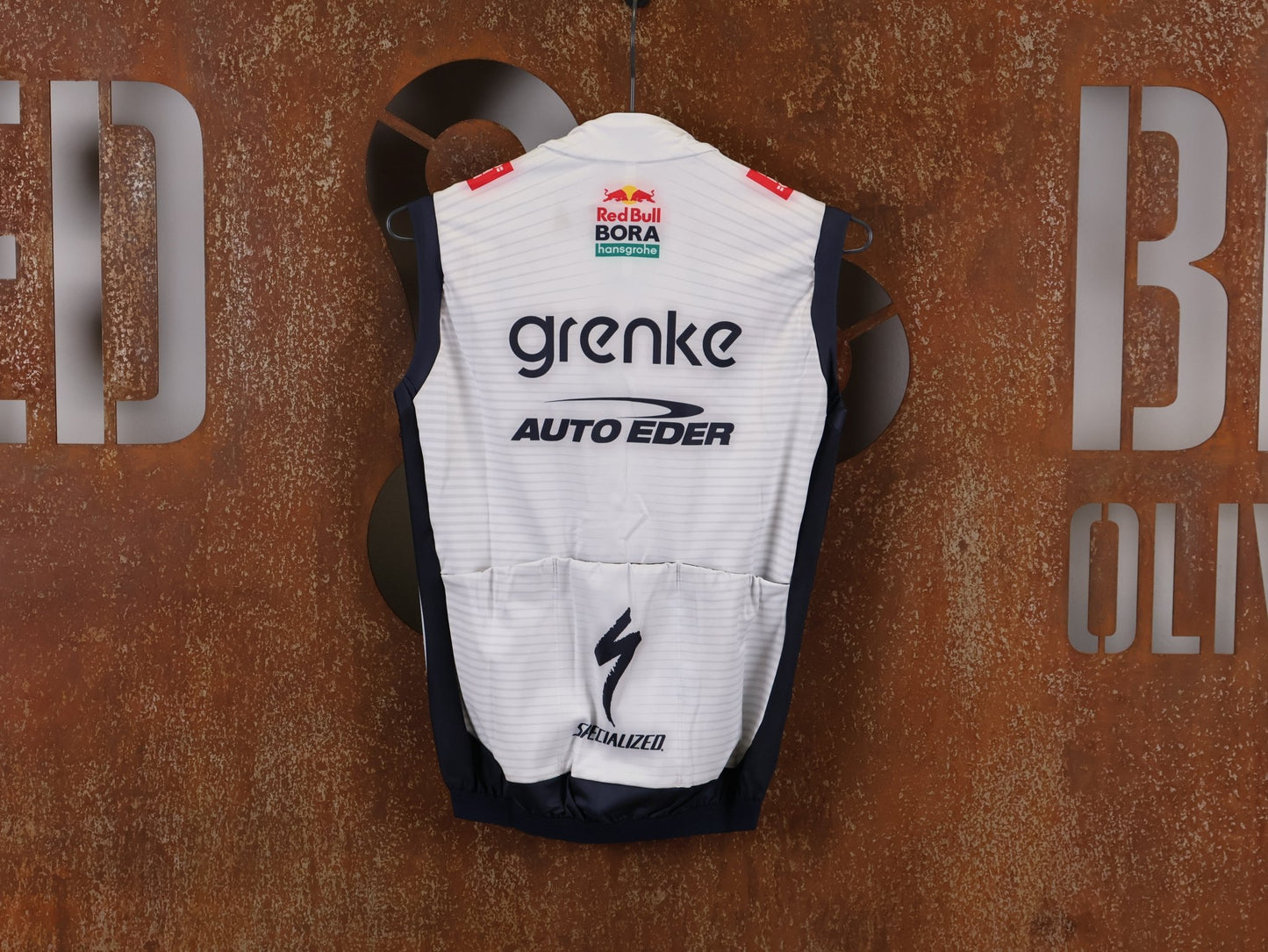 Westen - BOH von Specialized, SPECIALIZED TGA ROOKIES OF RED BULL - BORA HANSGROHE THERMAL VEST / WESTE vor USEDBIKES - OB.DE Hintergrund