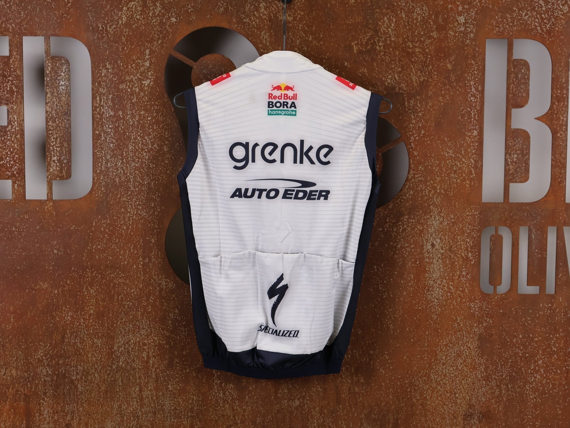 Westen - BOH von Specialized, SPECIALIZED TGA ROOKIES OF RED BULL - BORA HANSGROHE THERMAL VEST / WESTE vor USEDBIKES - OB.DE Hintergrund