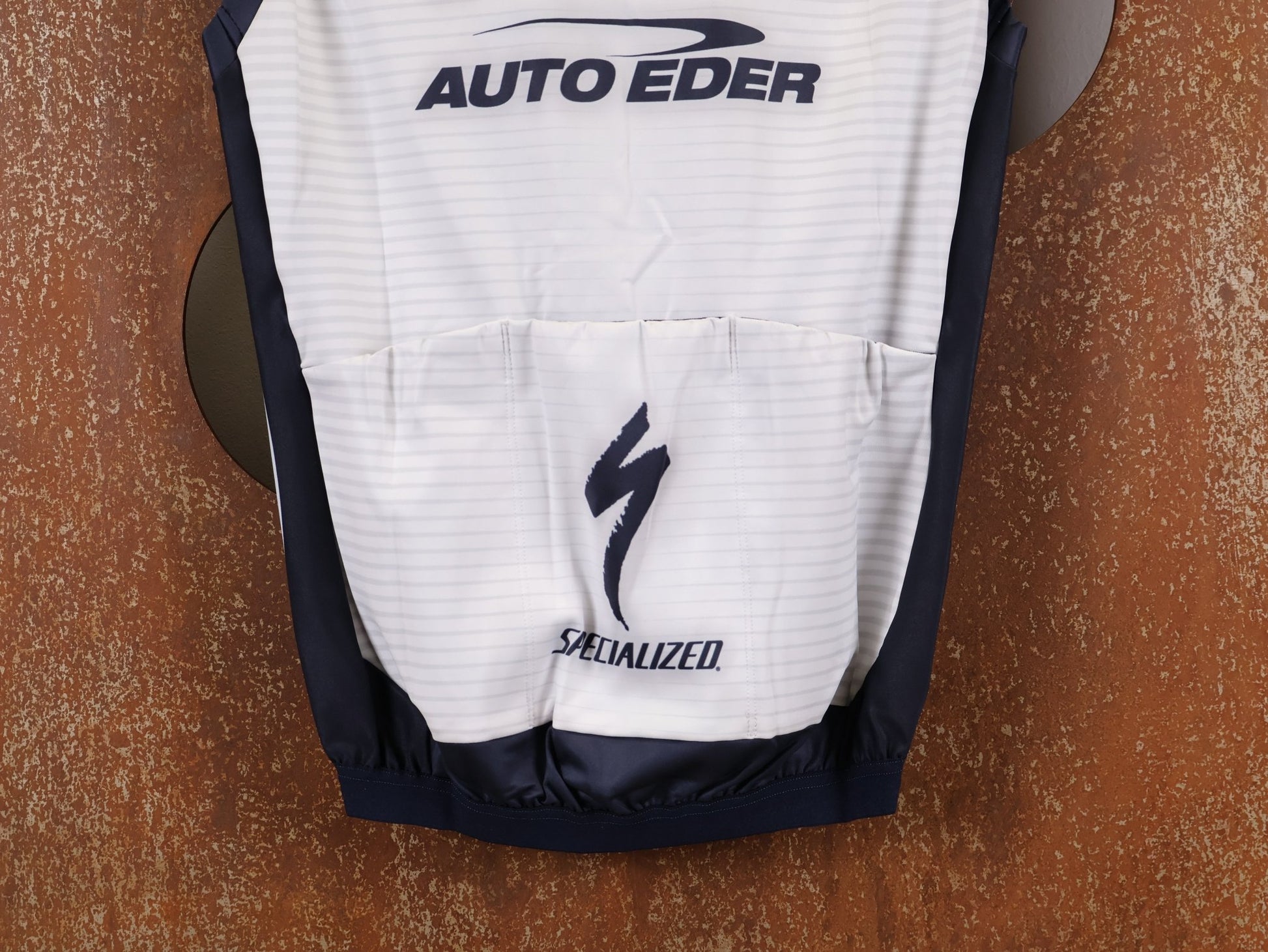 Westen - BOH von Specialized, SPECIALIZED TGA ROOKIES OF RED BULL - BORA HANSGROHE THERMAL VEST / WESTE vor USEDBIKES - OB.DE Hintergrund