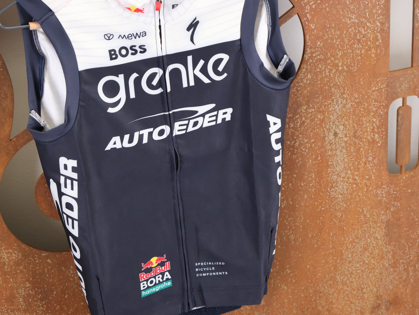 Westen - BOH von Specialized, SPECIALIZED TGA ROOKIES OF RED BULL - BORA HANSGROHE THERMAL VEST / WESTE vor USEDBIKES - OB.DE Hintergrund