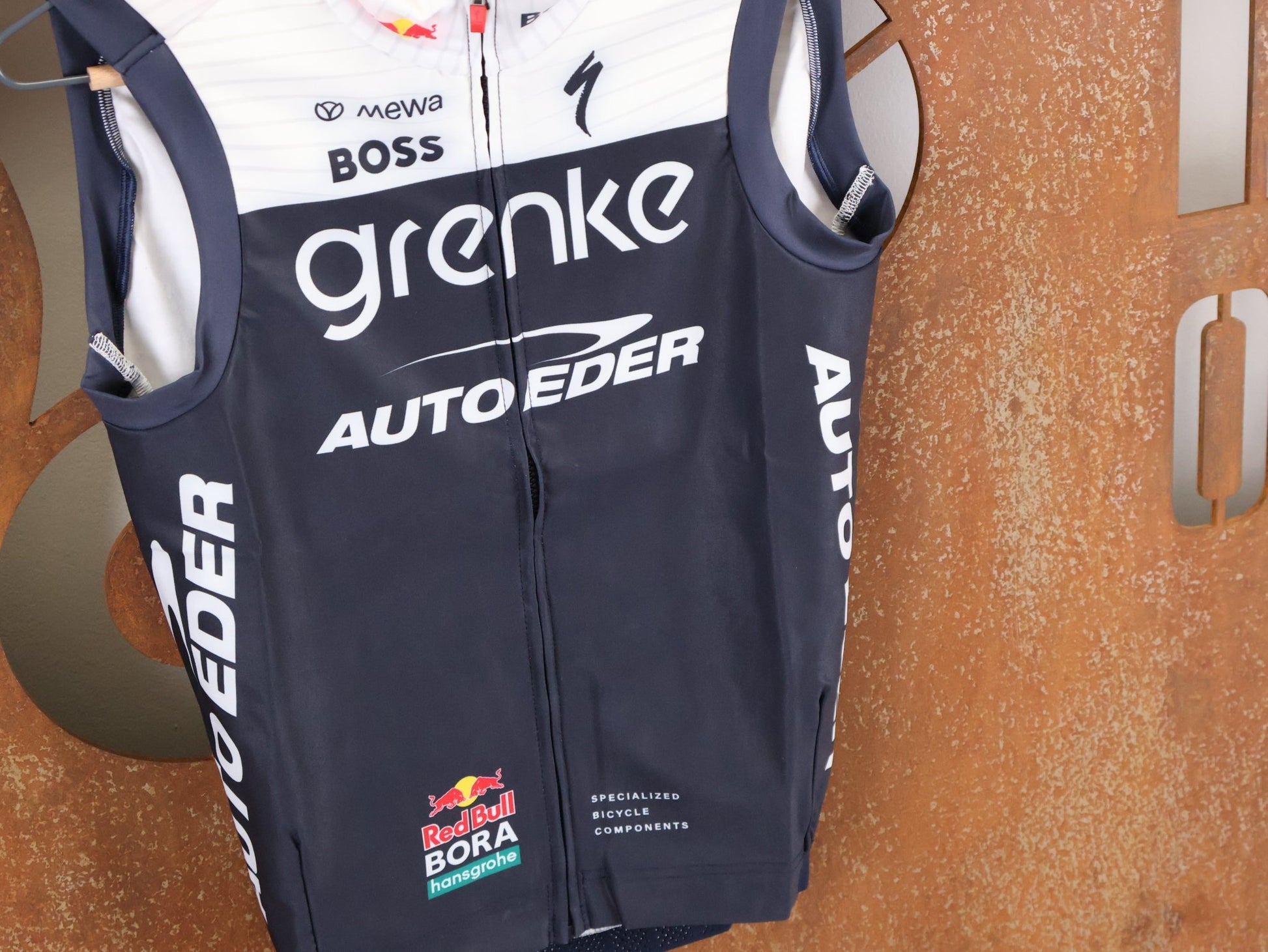 Westen - BOH von Specialized, SPECIALIZED TGA ROOKIES OF RED BULL - BORA HANSGROHE THERMAL VEST / WESTE vor USEDBIKES - OB.DE Hintergrund