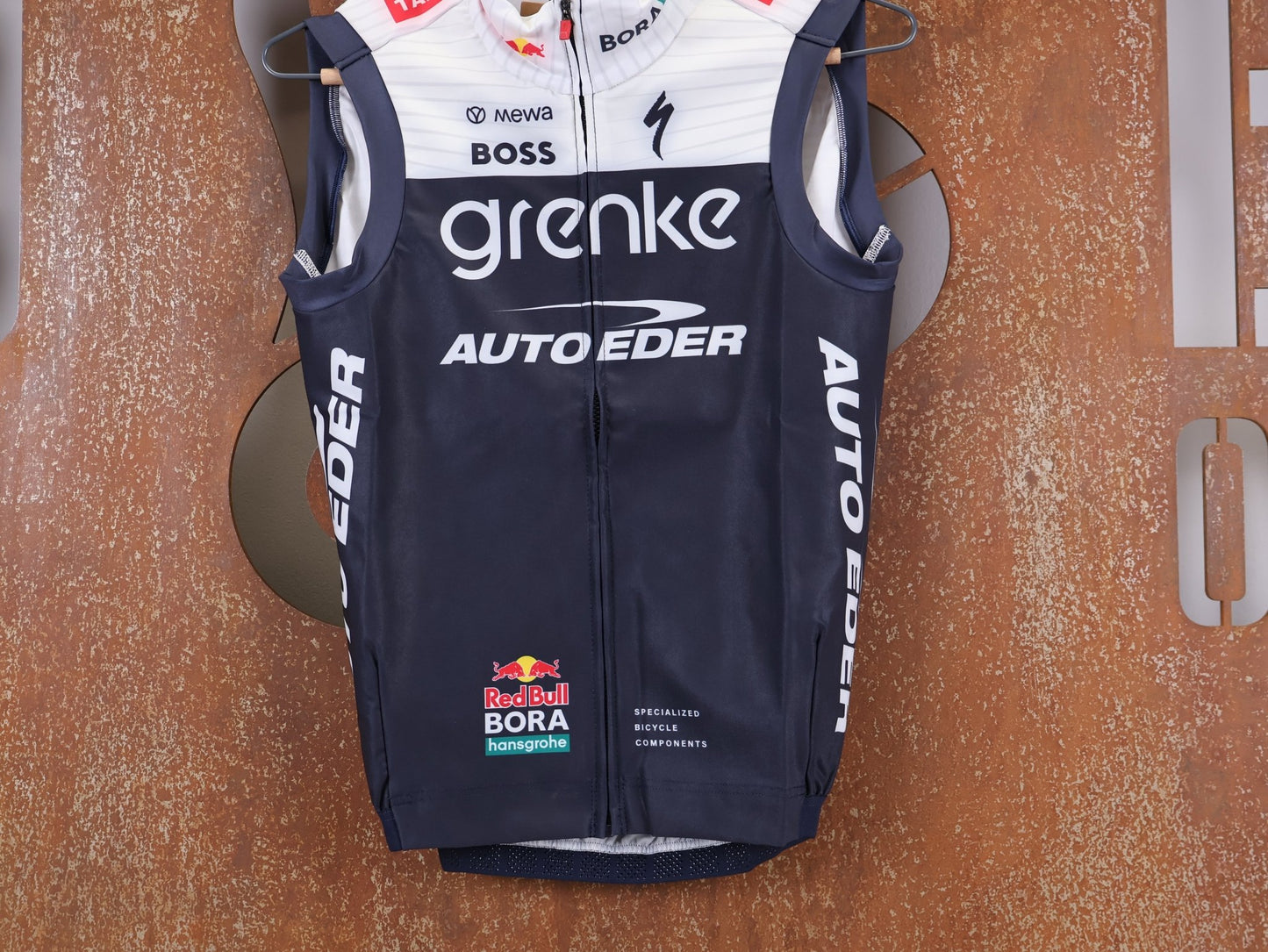 Westen - BOH von Specialized, SPECIALIZED TGA ROOKIES OF RED BULL - BORA HANSGROHE THERMAL VEST / WESTE vor USEDBIKES - OB.DE Hintergrund
