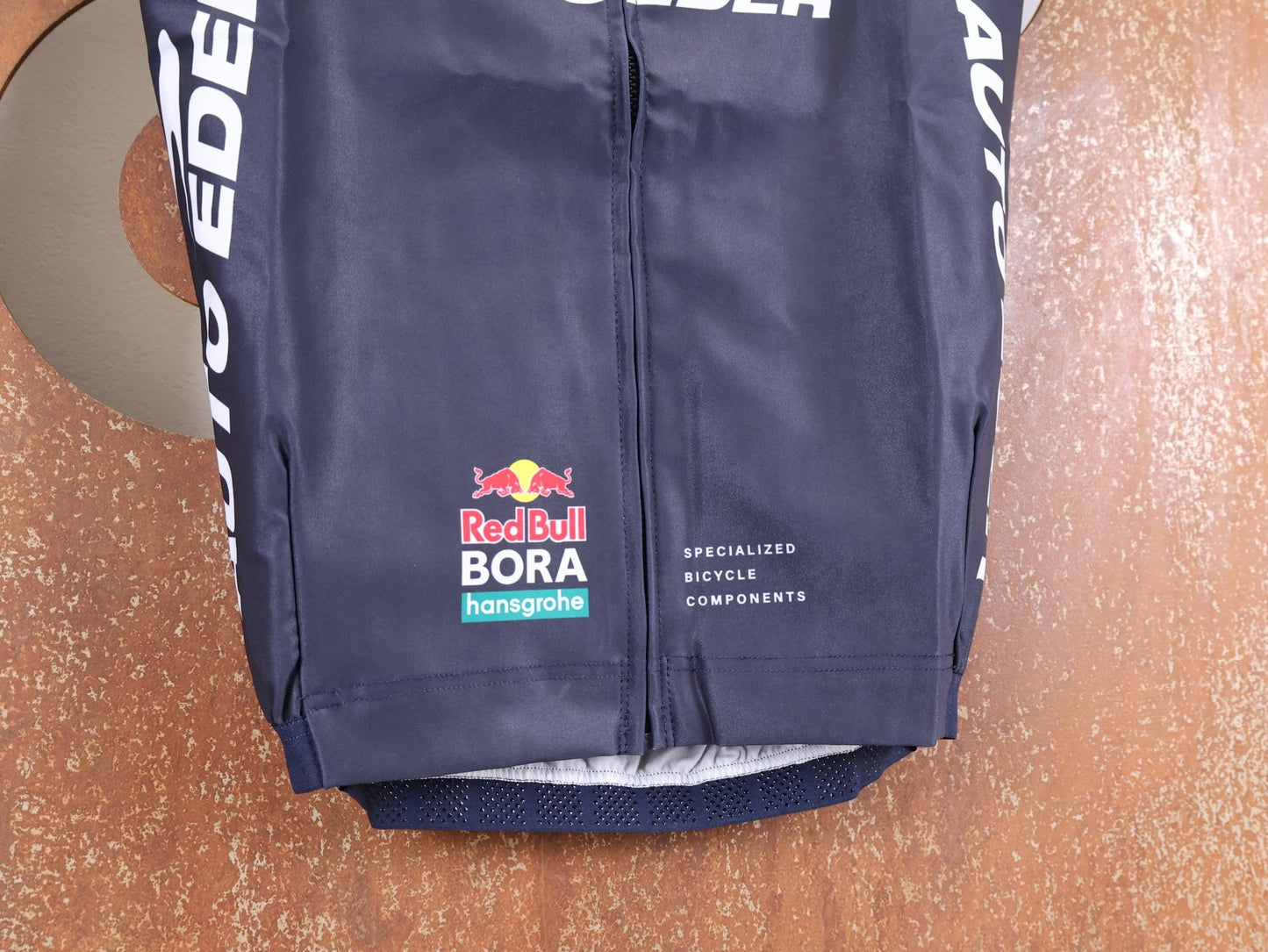 Westen - BOH von Specialized, SPECIALIZED TGA ROOKIES OF RED BULL - BORA HANSGROHE THERMAL VEST / WESTE vor USEDBIKES - OB.DE Hintergrund