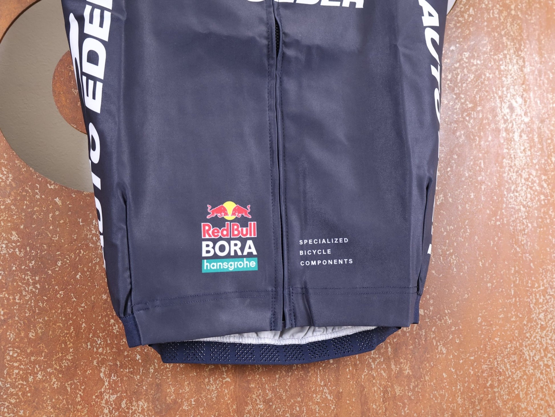 Westen - BOH von Specialized, SPECIALIZED TGA ROOKIES OF RED BULL - BORA HANSGROHE THERMAL VEST / WESTE vor USEDBIKES - OB.DE Hintergrund