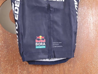 Westen - BOH von Specialized, SPECIALIZED TGA ROOKIES OF RED BULL - BORA HANSGROHE THERMAL VEST / WESTE vor USEDBIKES - OB.DE Hintergrund