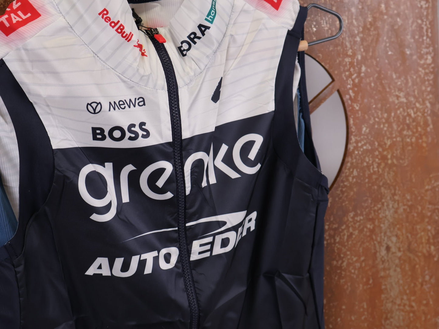 Westen - BOH von Specialized, SPECIALIZED TGA ROOKIES OF RED BULL - BORA HANSGROHE WIND VEST / WESTE vor USEDBIKES - OB.DE Hintergrund