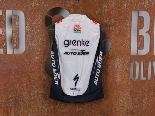 Westen - BOH von Specialized, SPECIALIZED TGA ROOKIES OF RED BULL - BORA HANSGROHE WIND VEST / WESTE vor USEDBIKES - OB.DE Hintergrund