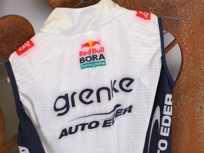 Westen - BOH von Specialized, SPECIALIZED TGA ROOKIES OF RED BULL - BORA HANSGROHE WIND VEST / WESTE vor USEDBIKES - OB.DE Hintergrund