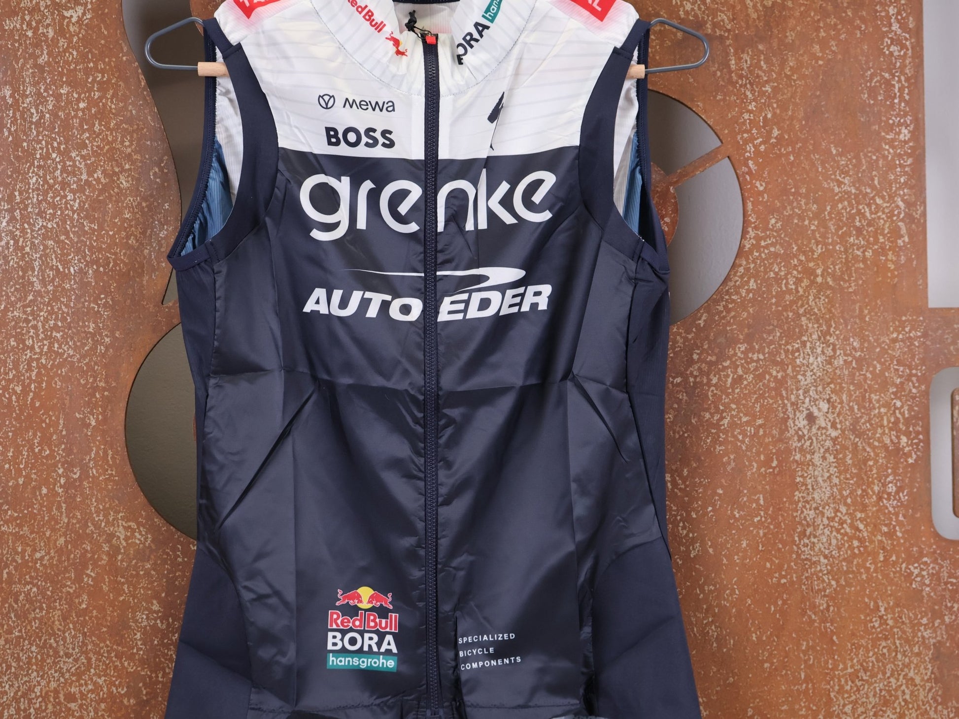 Westen - BOH von Specialized, SPECIALIZED TGA ROOKIES OF RED BULL - BORA HANSGROHE WIND VEST / WESTE vor USEDBIKES - OB.DE Hintergrund