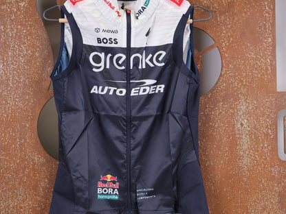 Westen - BOH von Specialized, SPECIALIZED TGA ROOKIES OF RED BULL - BORA HANSGROHE WIND VEST / WESTE vor USEDBIKES - OB.DE Hintergrund