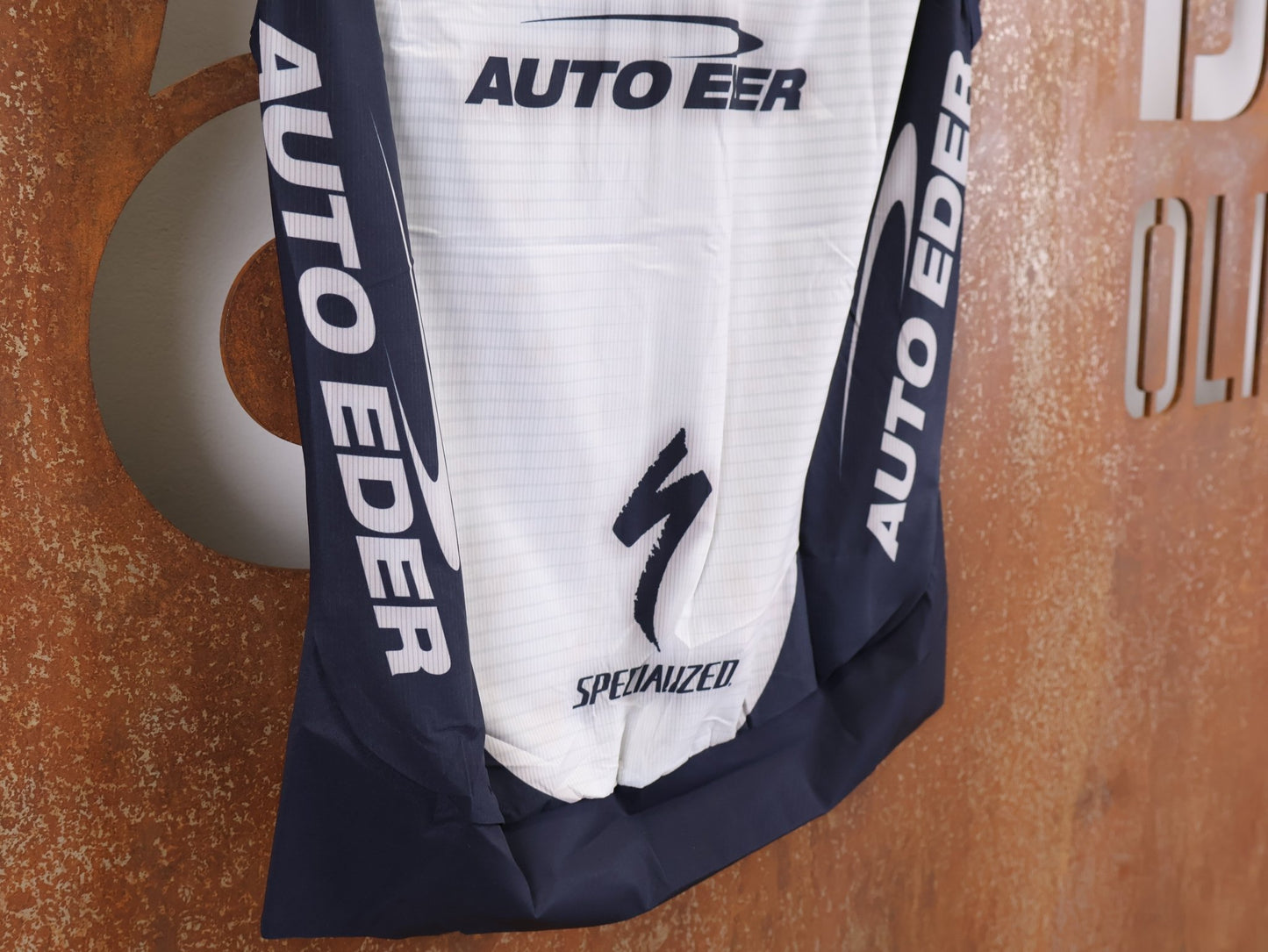 Westen - BOH von Specialized, SPECIALIZED TGA ROOKIES OF RED BULL - BORA HANSGROHE WIND VEST / WESTE vor USEDBIKES - OB.DE Hintergrund