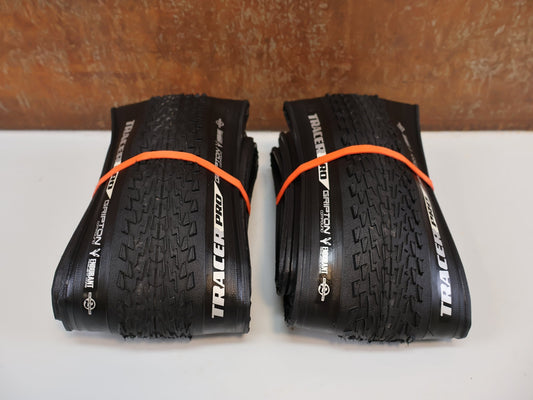 Reifen von Bontrager, SPECIALIZED TRACER PRO 2BLISS READY SET / 2 STÜCK / 700X42C / GRIPTON / GRAVEL vor USEDBIKES - OB.DE Hintergrund