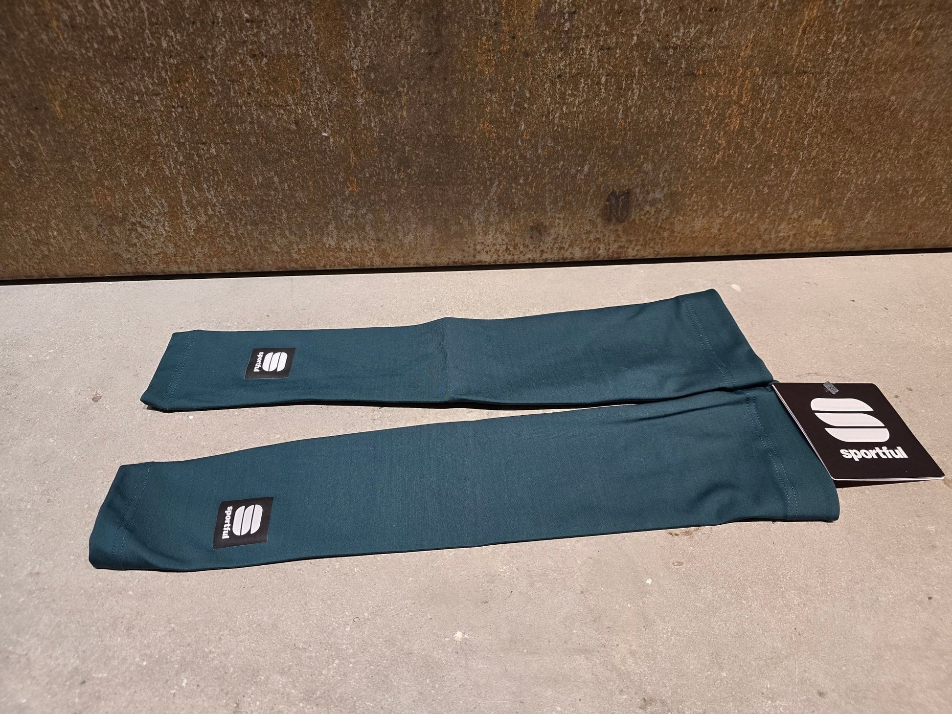 Zubehör - BOH von Sportful, SPORTFUL BORA HANSGROHE BOH FIANDRE ARMWARMERS / ARMLING in variant_title vor USEDBIKES - OB.DE Hintergrund