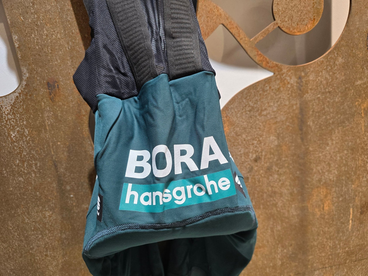 Hosen - BOH von Sportful, SPORTFUL BORA HANSGROHE BOH FIANDRE BIBSHORT / KURZE HOSE in variant_title vor USEDBIKES - OB.DE Hintergrund