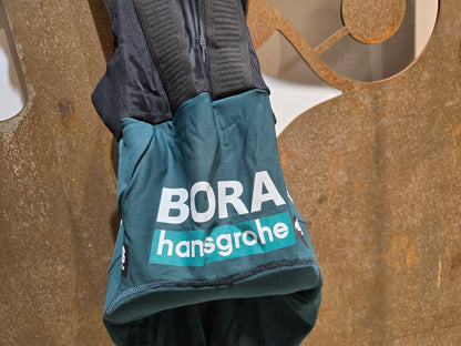 Hosen - BOH von Sportful, SPORTFUL BORA HANSGROHE BOH FIANDRE BIBSHORT / KURZE HOSE in variant_title vor USEDBIKES - OB.DE Hintergrund