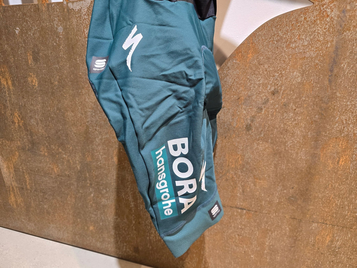 Hosen - BOH von Sportful, SPORTFUL BORA HANSGROHE BOH FIANDRE BIBSHORT / KURZE HOSE in variant_title vor USEDBIKES - OB.DE Hintergrund