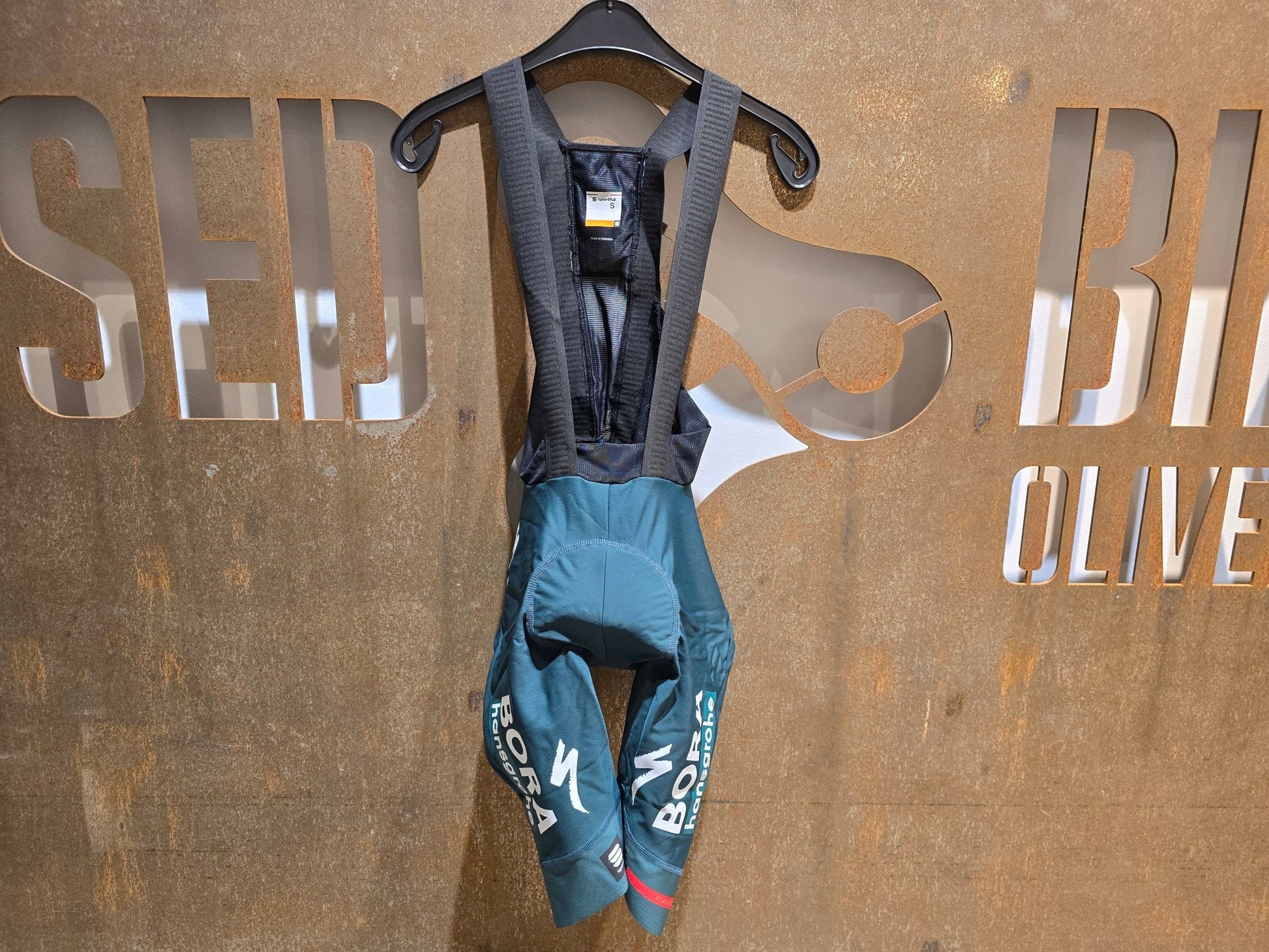Hosen - BOH von Sportful, SPORTFUL BORA HANSGROHE BOH FIANDRE BIBSHORT / KURZE HOSE in variant_title vor USEDBIKES - OB.DE Hintergrund