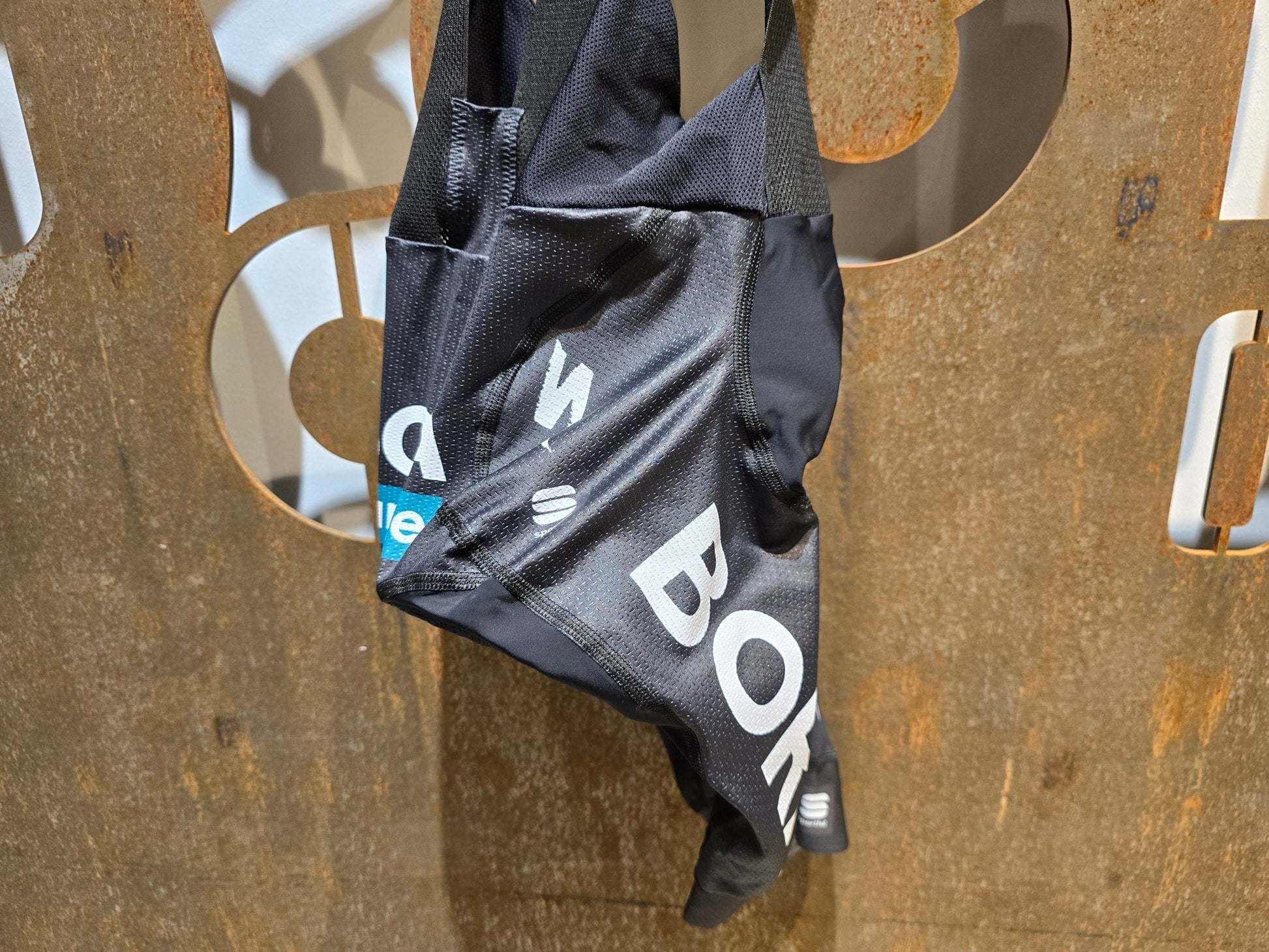 Hosen - BOH von Sportful, SPORTFUL BORA HANSGROHE BOH LTD BIBSHORT / KURZE HOSE / LEADER BLACK in variant_title vor USEDBIKES - OB.DE Hintergrund