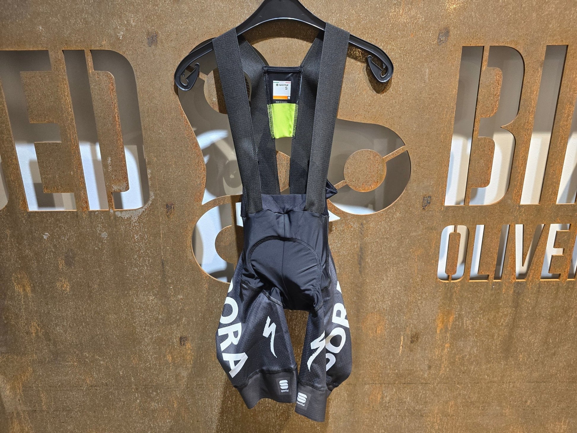 Hosen - BOH von Sportful, SPORTFUL BORA HANSGROHE BOH LTD BIBSHORT / KURZE HOSE / LEADER BLACK in variant_title vor USEDBIKES - OB.DE Hintergrund