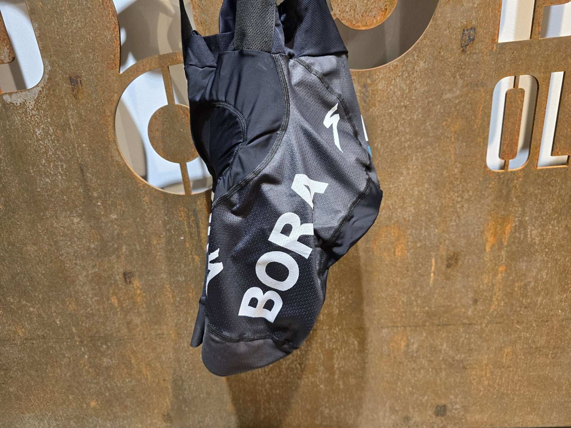 Hosen - BOH von Sportful, SPORTFUL BORA HANSGROHE BOH LTD BIBSHORT / KURZE HOSE / LEADER BLACK in variant_title vor USEDBIKES - OB.DE Hintergrund
